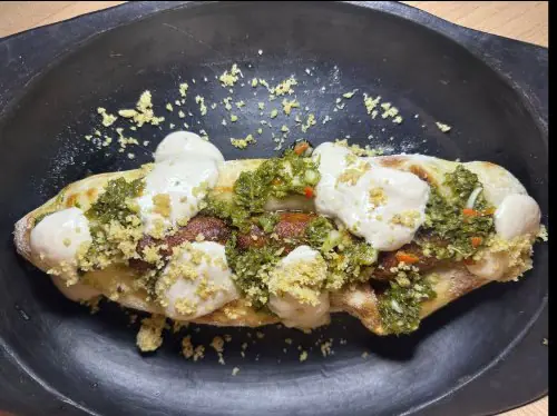 Choripán vegano con chimichurri y parmesano de nueces