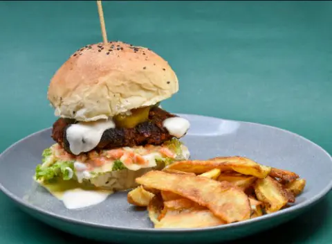 Hamburguesa de milanesa de tofu con cascos de papa
