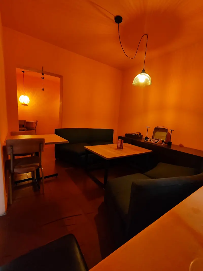 Interior cálido de Tulia con mesas y lámparas