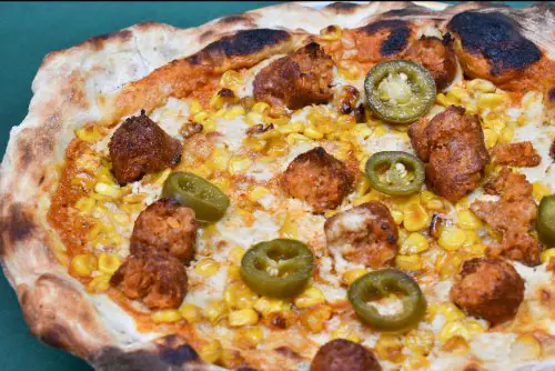 Pizza de jalapeño y chorizo vegano con maicitos