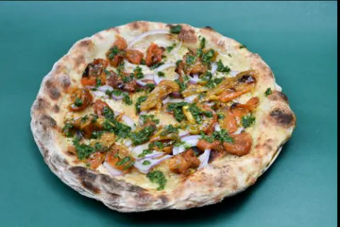 Pizza pesto con tomates confitados y cebolla morada